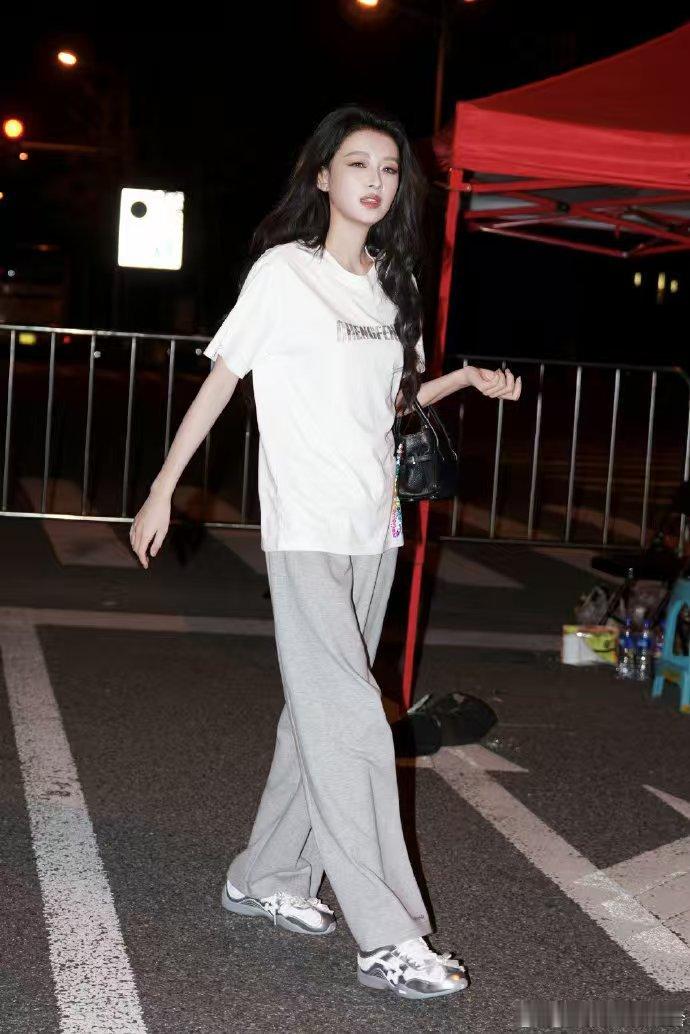 孙怡说自己5G冲浪乘风2026可爱值拉满，孙怡直播幽默聊起自己5G冲浪日常，紧跟