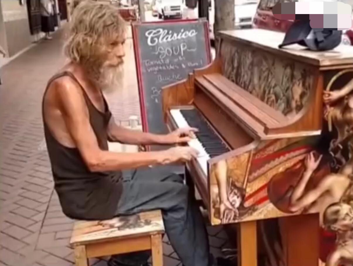 以前总有人吹嘘称，美国的流浪汉都会弹钢琴，就感觉非常的神奇，然而现在结合牢A的斩