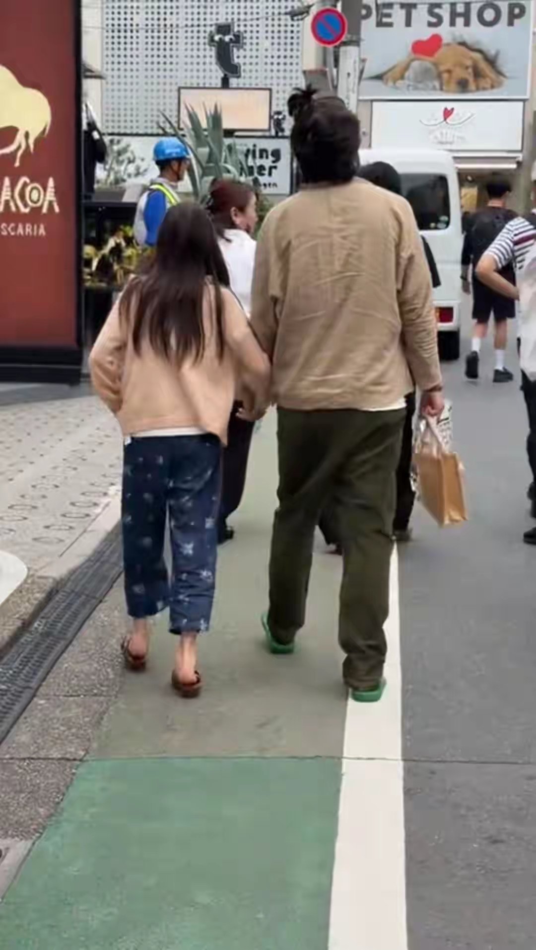 陈冠希父女逛街，Alaia跟腱好长，父女俩这穿搭可不像身价过亿的 