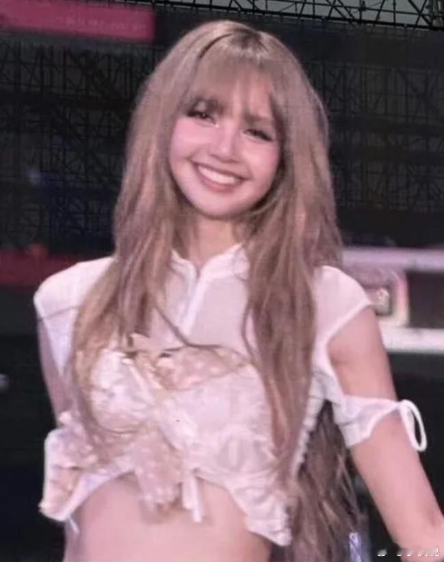 Lisa不愧是泰国血统，隔壁jisoo已经满头大汗了，她竟然都不出汗 BLACK