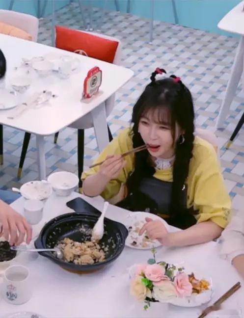 虞书欣不用公筷被审判了？不是还和张彬彬用一个勺子吃蛋糕吗？ ​​​