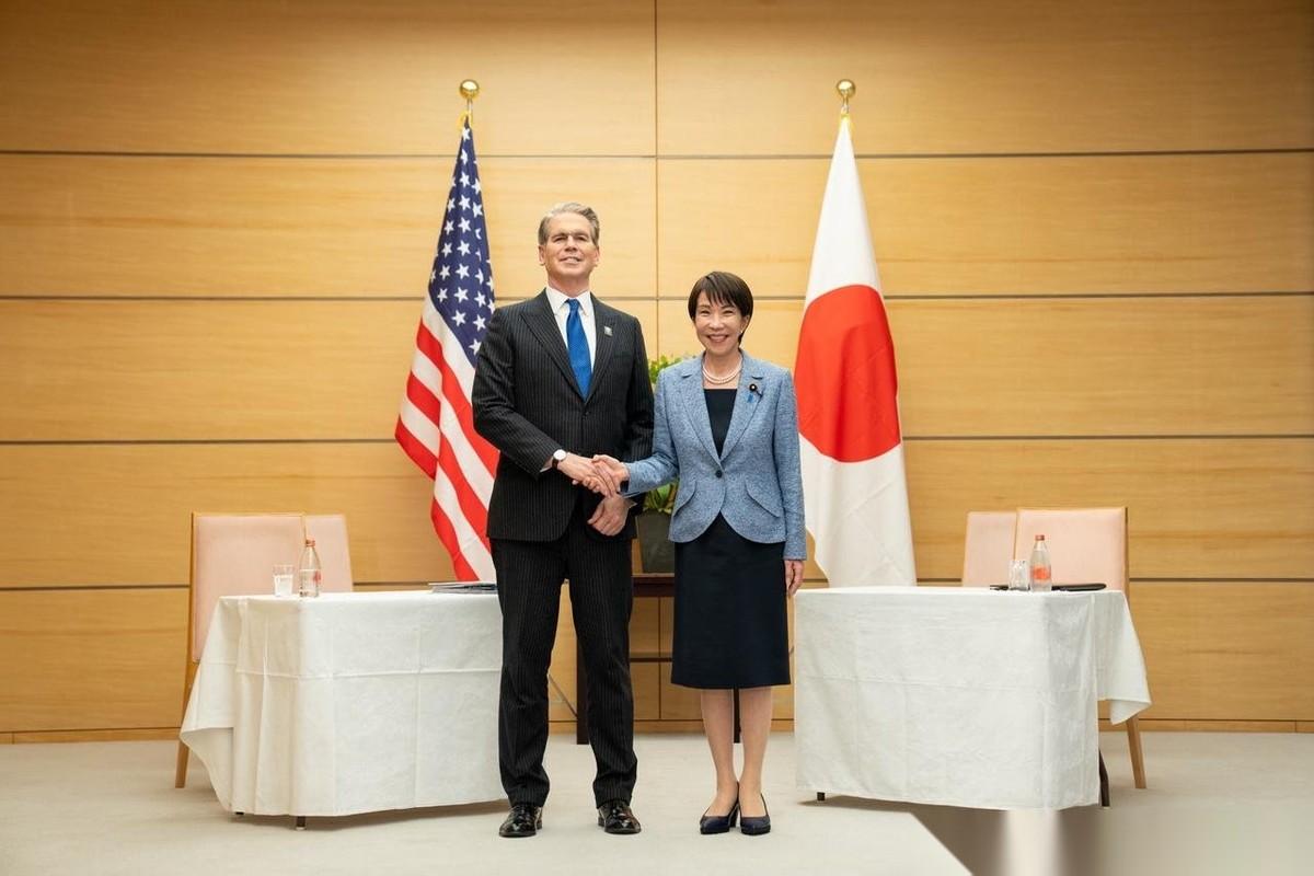 美国财长贝森特发文说：“得益于美国总统与日本首相高市早苗之间深厚的铁杆交情，咱们
