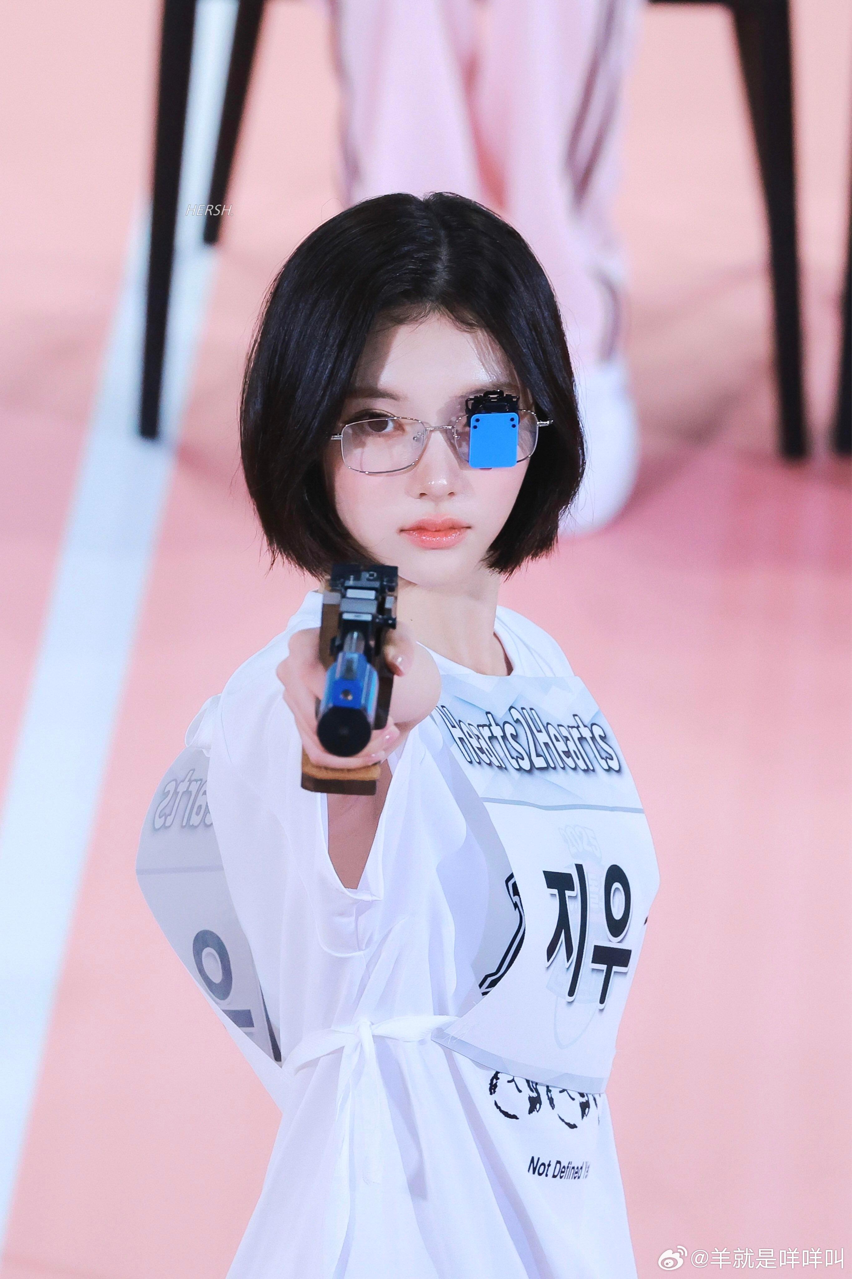 第一个好美 后面那个是不是都叫她六颜一 ​​​
