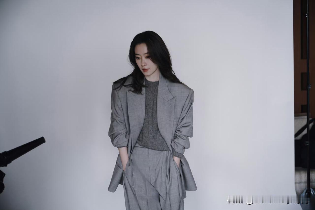 张小斐这套灰色系穿搭，高级感直接拉满✨
 
张小斐这身浅灰色格纹西装套装太绝了！