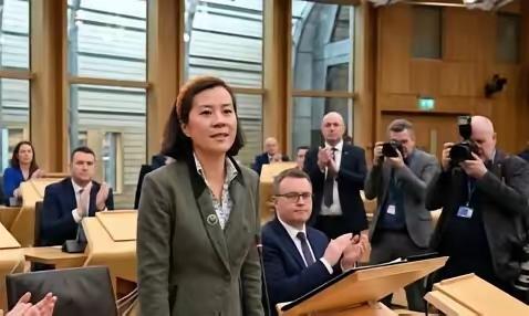 祖国强大了，全球华人腰杆儿都硬了
         真是奇闻！苏格兰议会新当选的