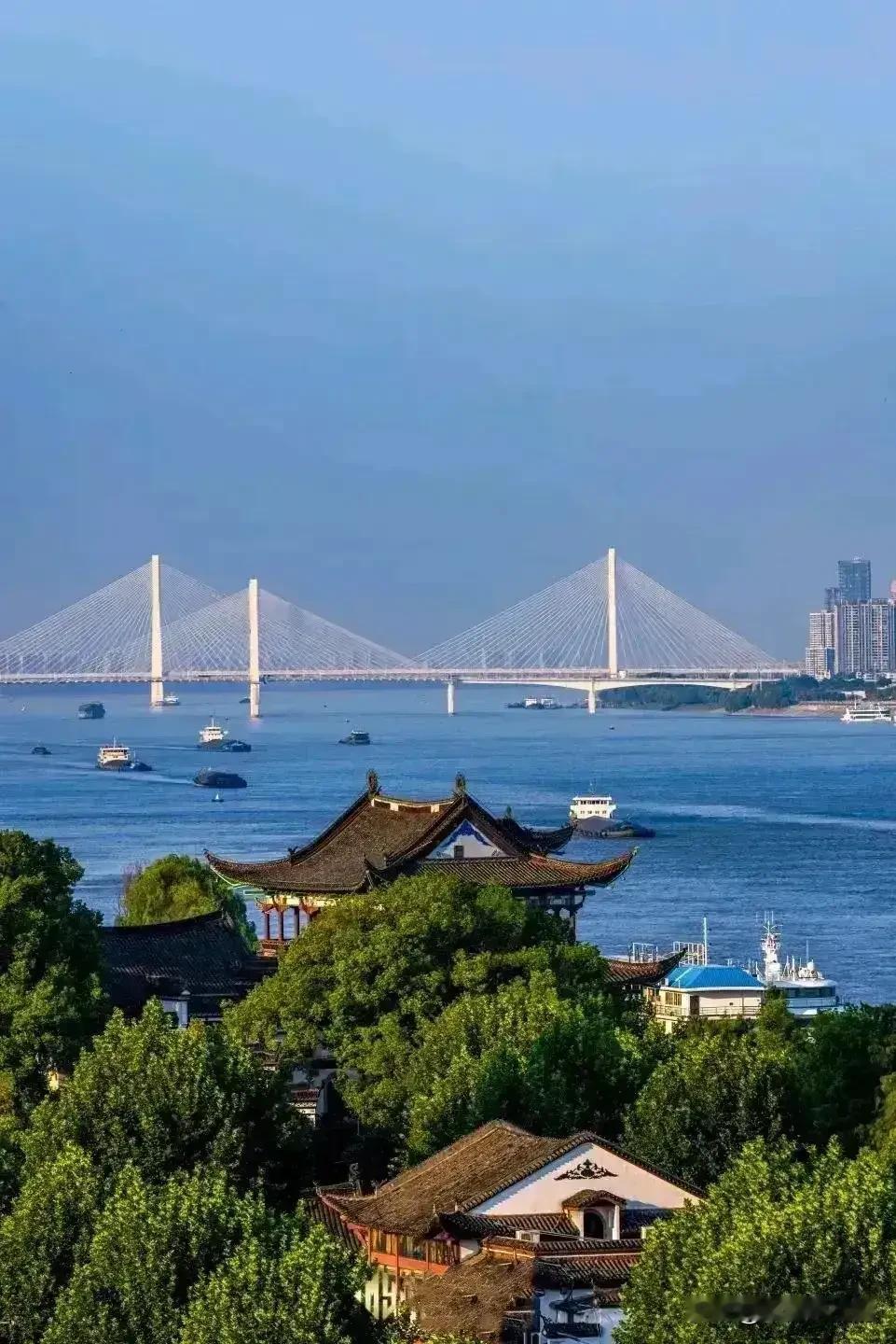 今年国庆节去武汉，这变化直接惊到我了！
 
记得几年前第一次去武汉，挤地铁得绕大