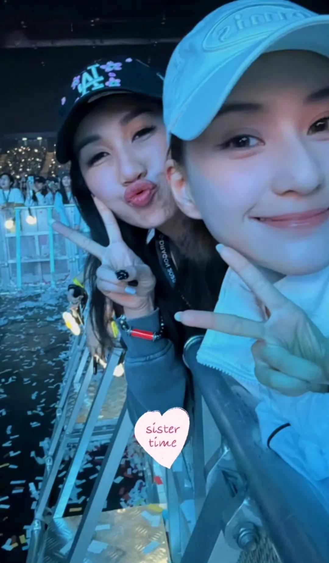 赌王三房的小女儿何超莲和四房的大女儿何超盈姐妹两个关系不错，前两天俩人一起去杭州