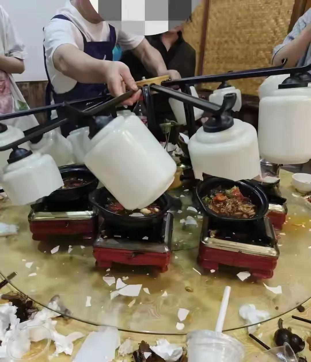 都说开店做生意，讲究一个和气生财，可安徽这家饭店的操作，让网友直呼老板实在头铁。