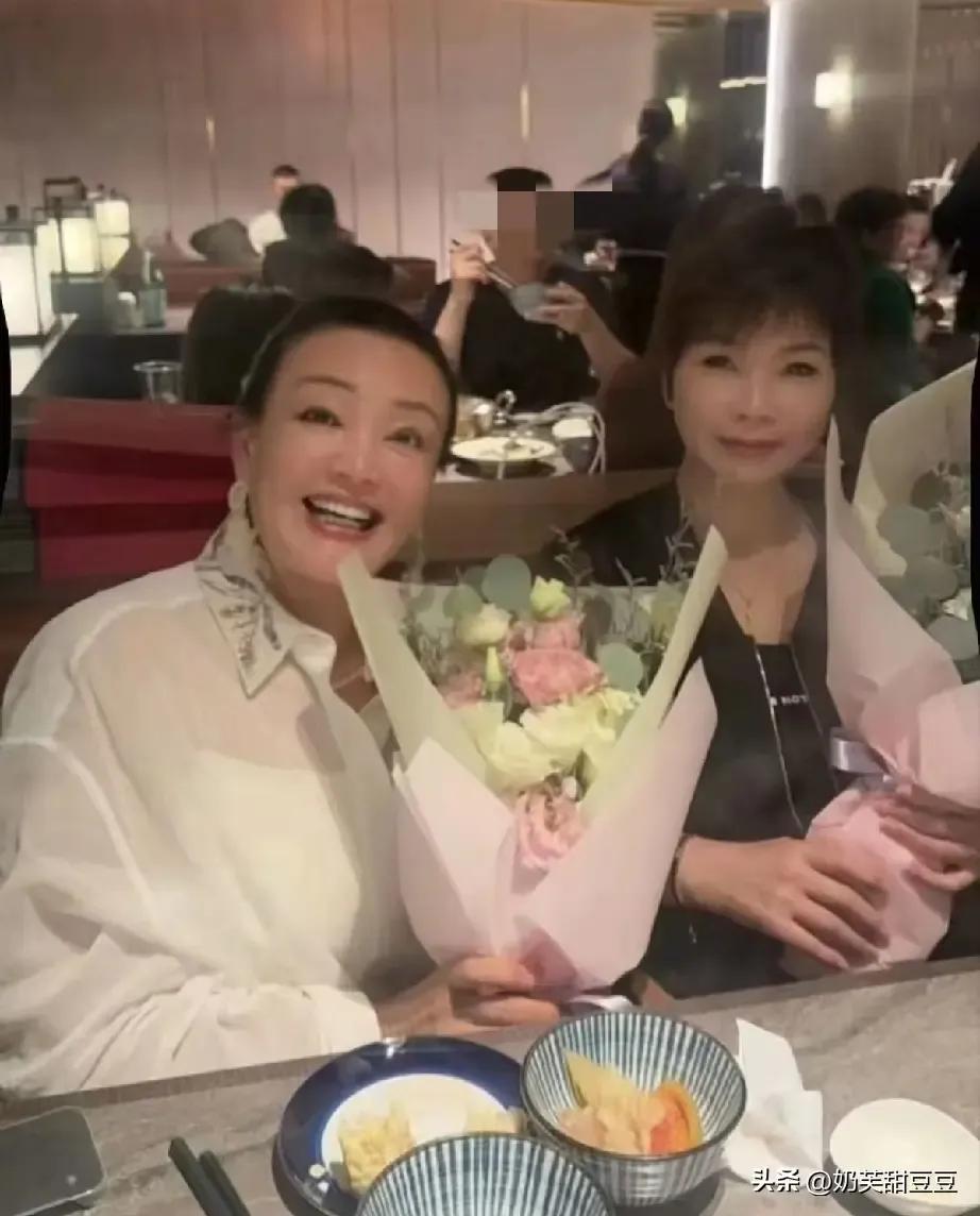 张兰跟亲家母合影，马筱梅的妈妈年轻又漂亮。