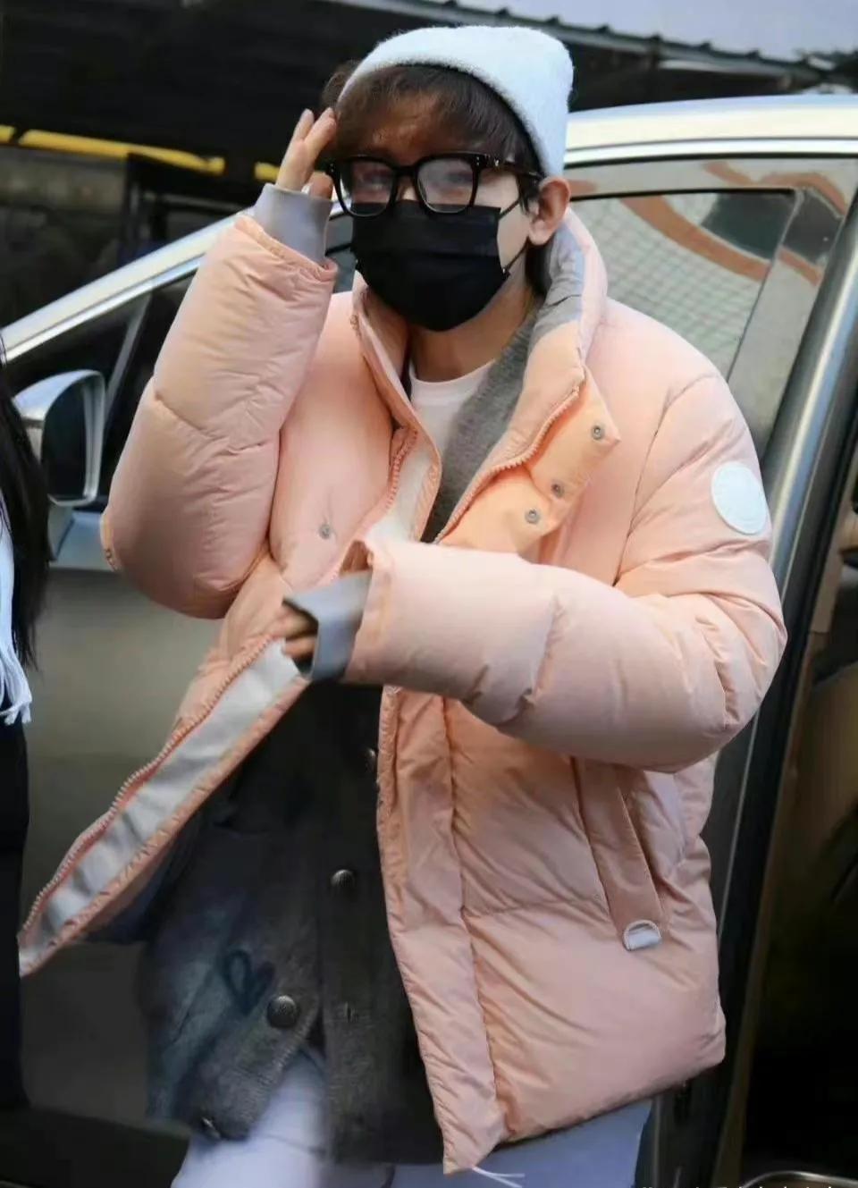 我滴妈呀！他是怎么做到穿什么都好看的！典型南方男生长相，话说他身上这件粉大鹅显得