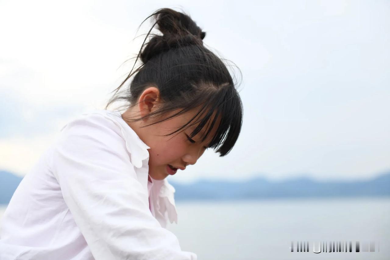 人像摄影｜湖岸的童年2【原创】

在抚仙湖畔，偶遇一孩子，由妈妈带领，玩沙、捞鱼