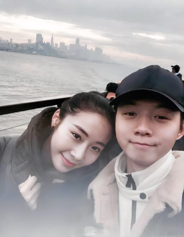 我敢打包票， 陈露这一辈子， 对霍尊都难以忘怀。 之前陈露曝光霍尊聊天记录，还索