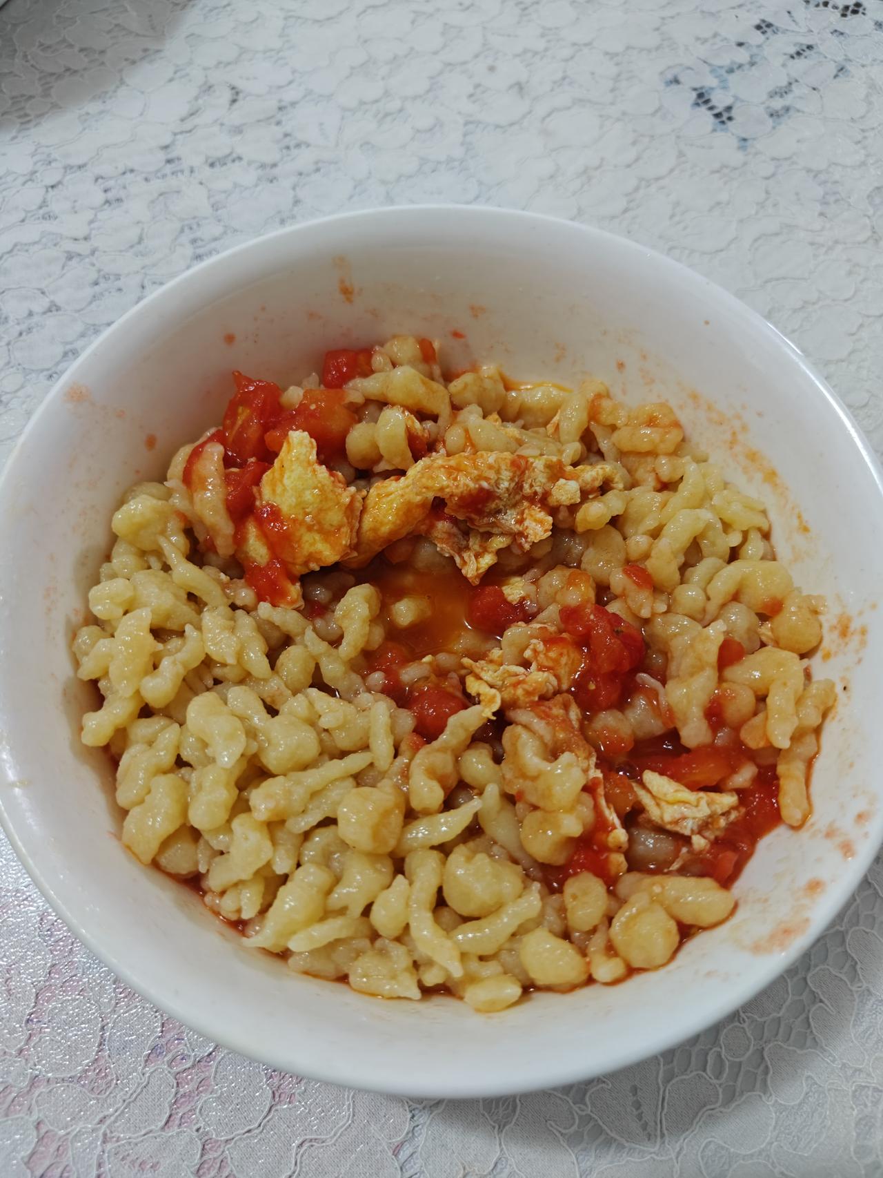 夏日生活打卡季唐山传统家常美食疙瘩汤，食材玉米面加少许白面，用专用擦板擦成五毫米