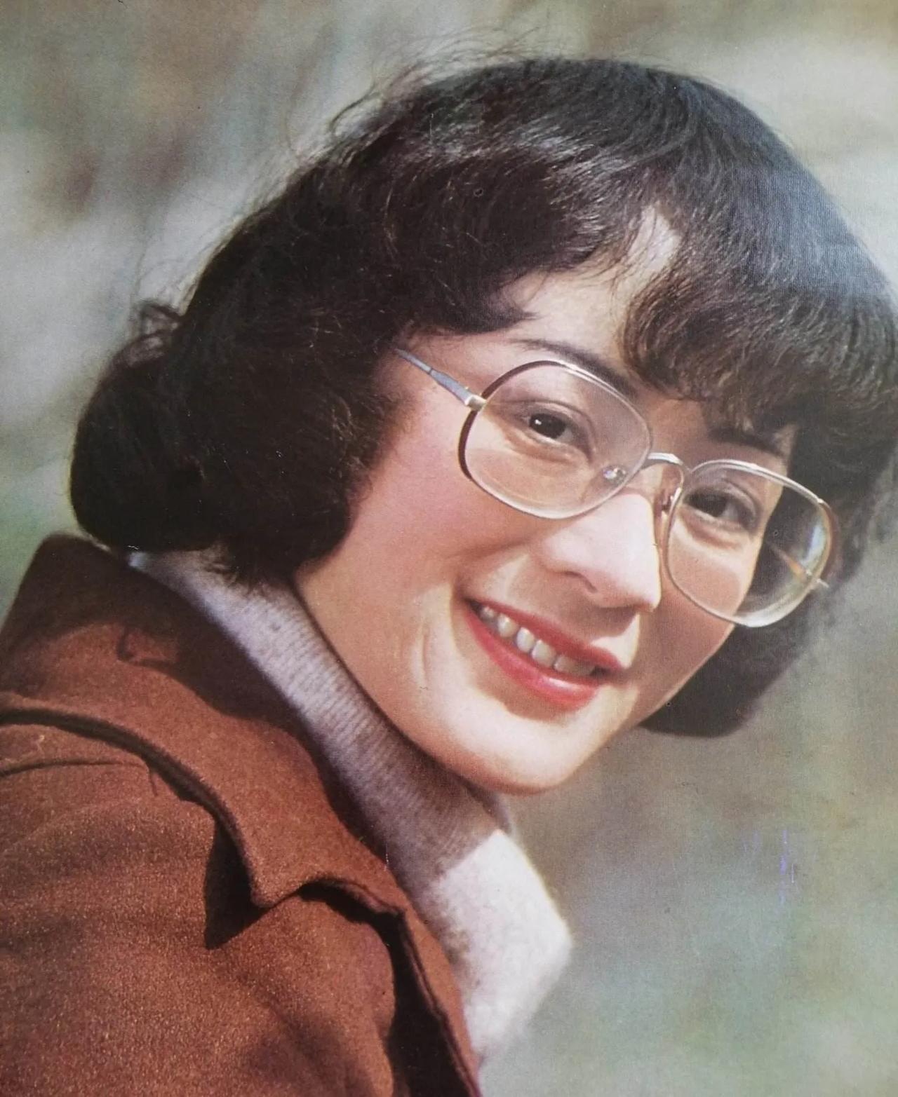 [太阳]1997年，知名歌唱家谢莉斯在台上唱歌时，突然感觉嘴巴麻木，不受控制的歪