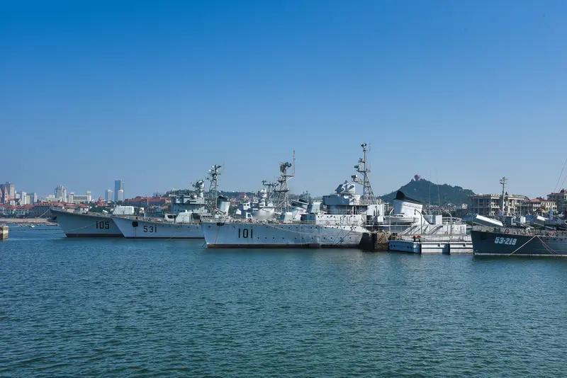 凌晨两点，日本防卫省紧急发布通报，称中国海军“鞍山号”率领编队穿越了大隅海峡。此