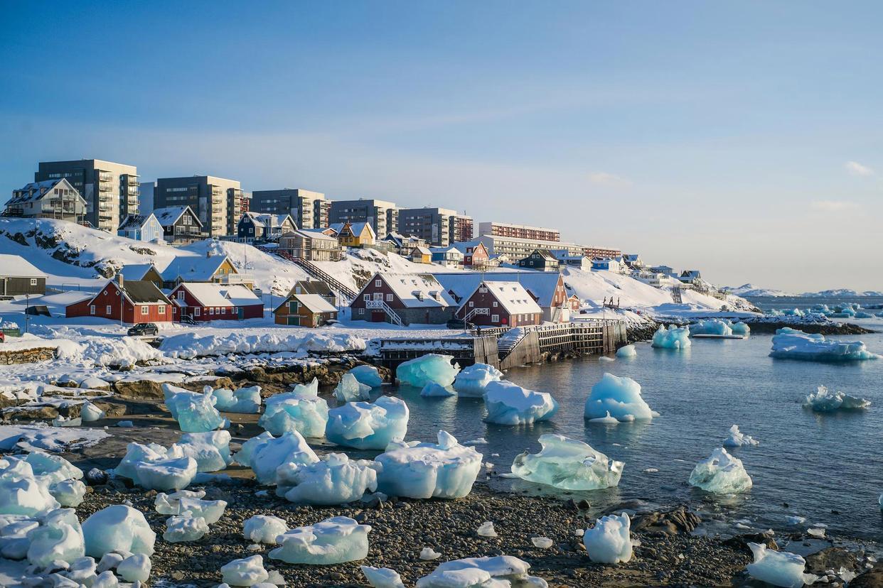 美国总统特朗普声称绝对需要格陵兰岛，引发北约内部震动。丹麦首相警告，若美国军事攻