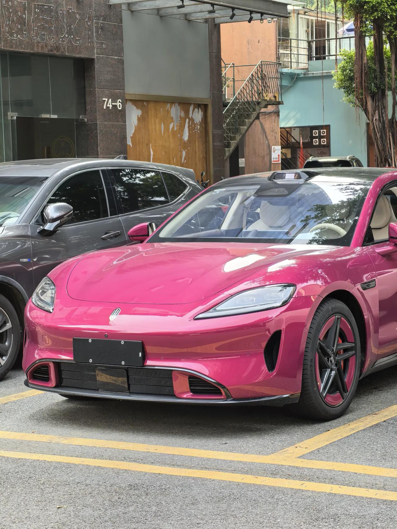 在街上看到一台尚界Z7，颜值确实高，电光紫粉颜色也很抢眼。不过上市之后感觉有点不