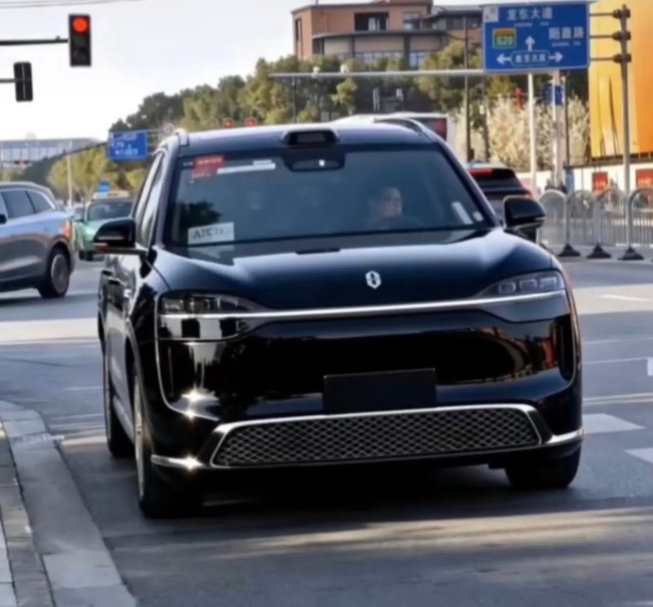 早上湛江接完亲，一会儿回深圳，这是新款问界M9，如何