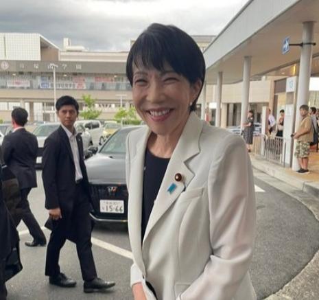 日经民调称，安倍派核心成员高市早苗民调微弱领先，有望成为日本首位女首相。
但有分