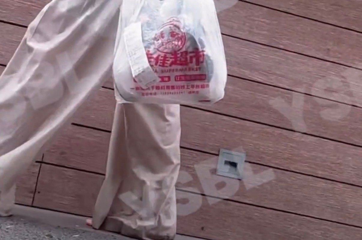 真服了，hg全体罒人吧，都用上超市塑料袋了，就不知道去给艺人买双拖鞋？？就让他光