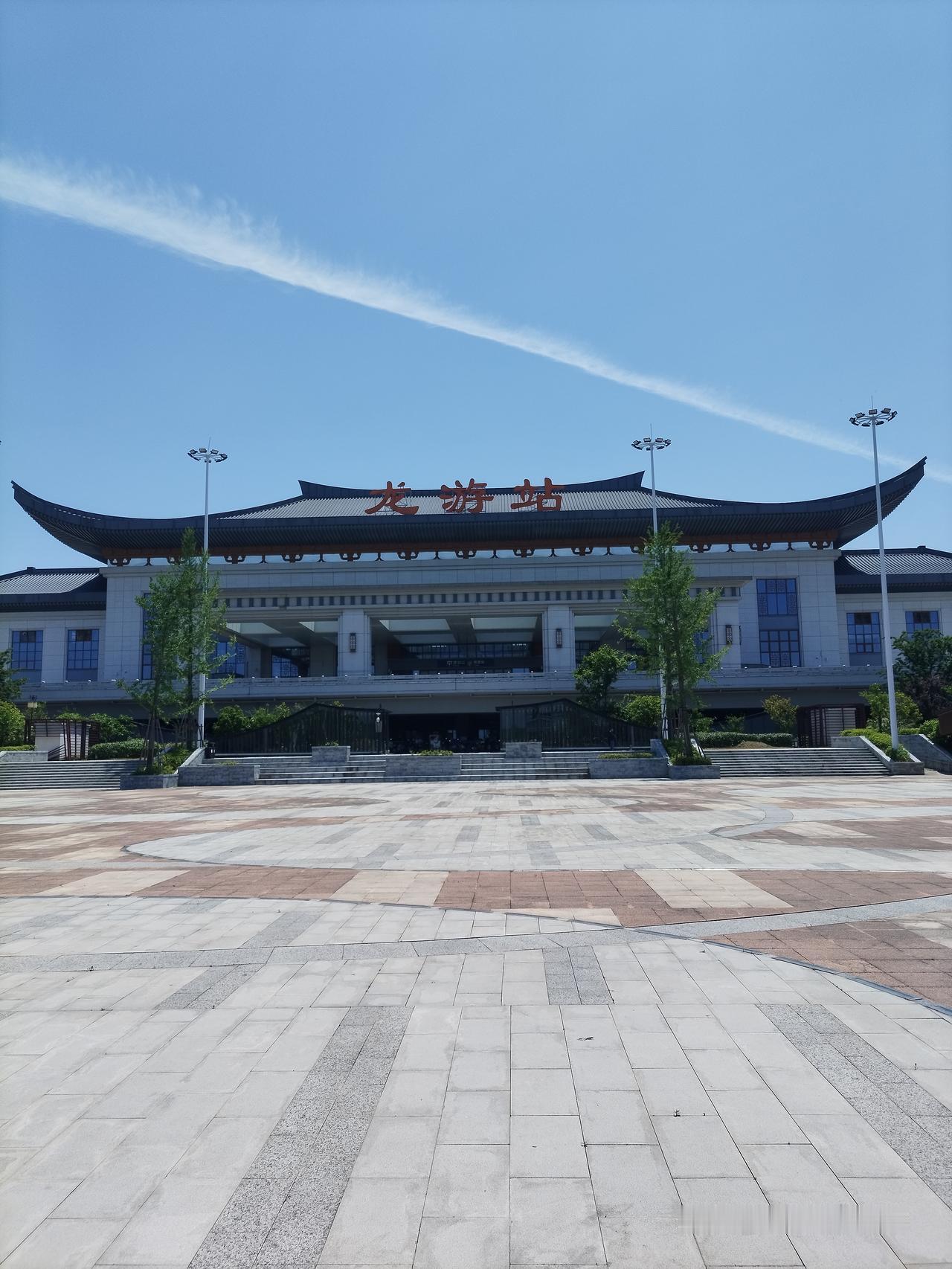 我来到龙游县，知道这些事情:
1、龙游县，是县级市，属于衢州管辖
2、龙游有三个