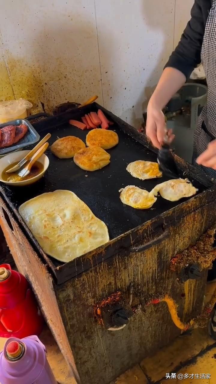 晚上路边看到经常吃烧饼的摊，
我习惯一个烧饼两个鸡蛋，
有时煎的有时是五香煮鸡蛋