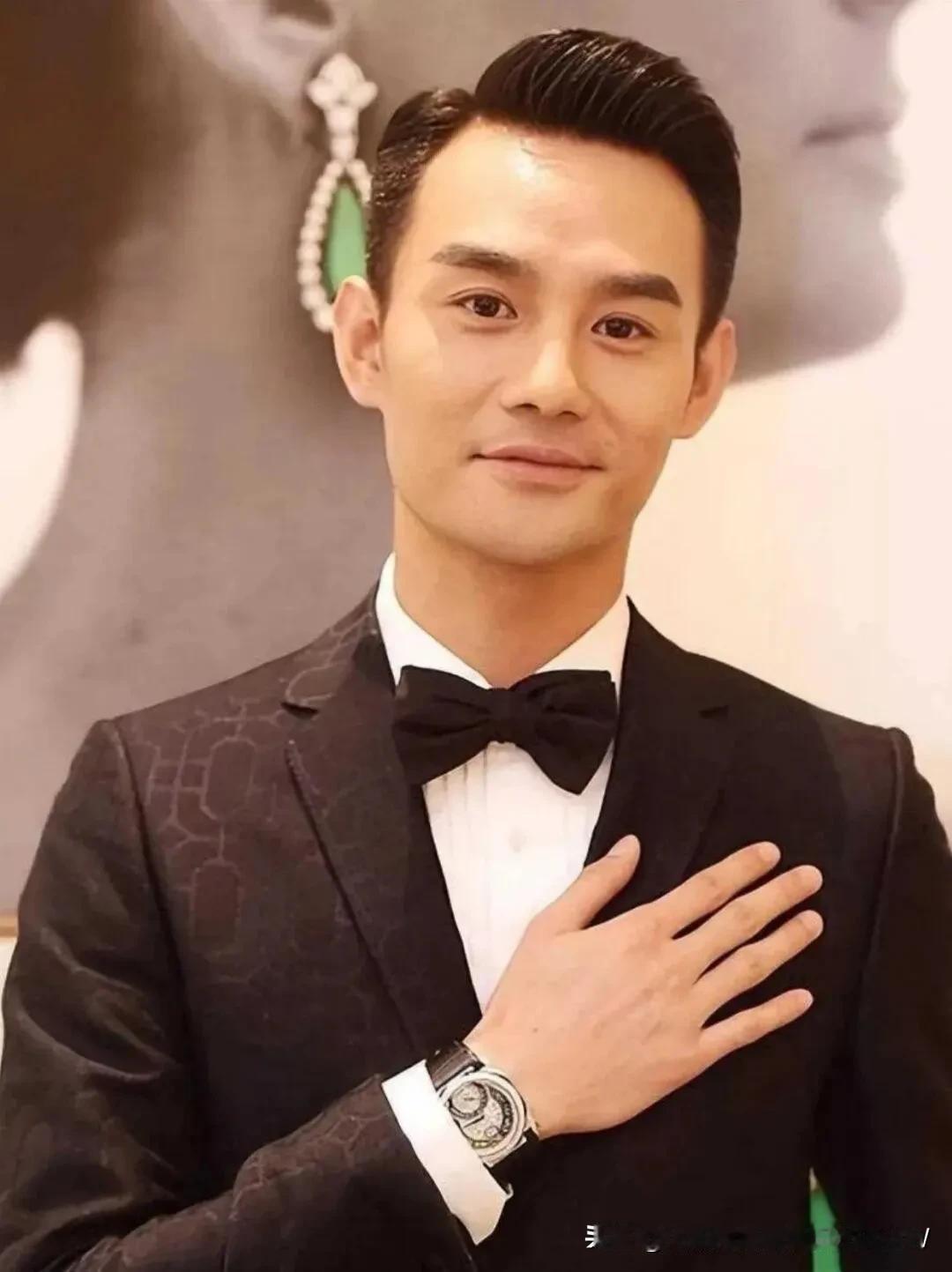 谁能想到炙手可热的男演员王凯，刚出道时，演了一个“职场娘娘腔”，他在里头戴着夸张