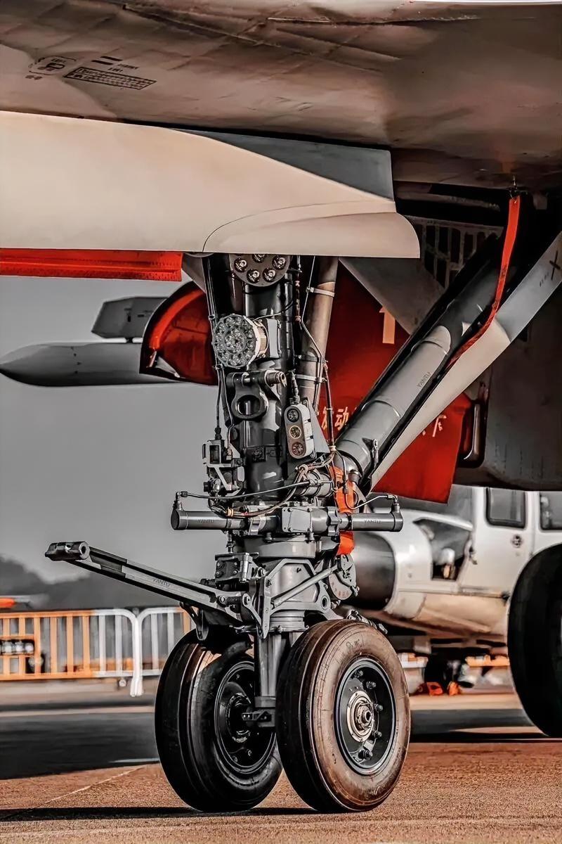 这是弹射版歼-15T的前起落架，最直观的就是双轮设计和粗壮的前起落架，核心目标就