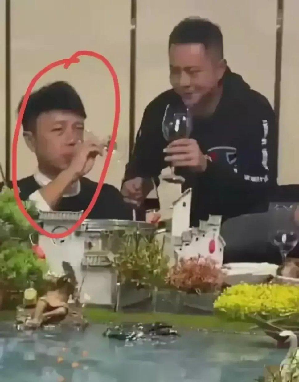 已经54岁高龄的李克勤被内地富商疯狂灌酒，他强忍不适也坚持喝下去，有人问他为啥这