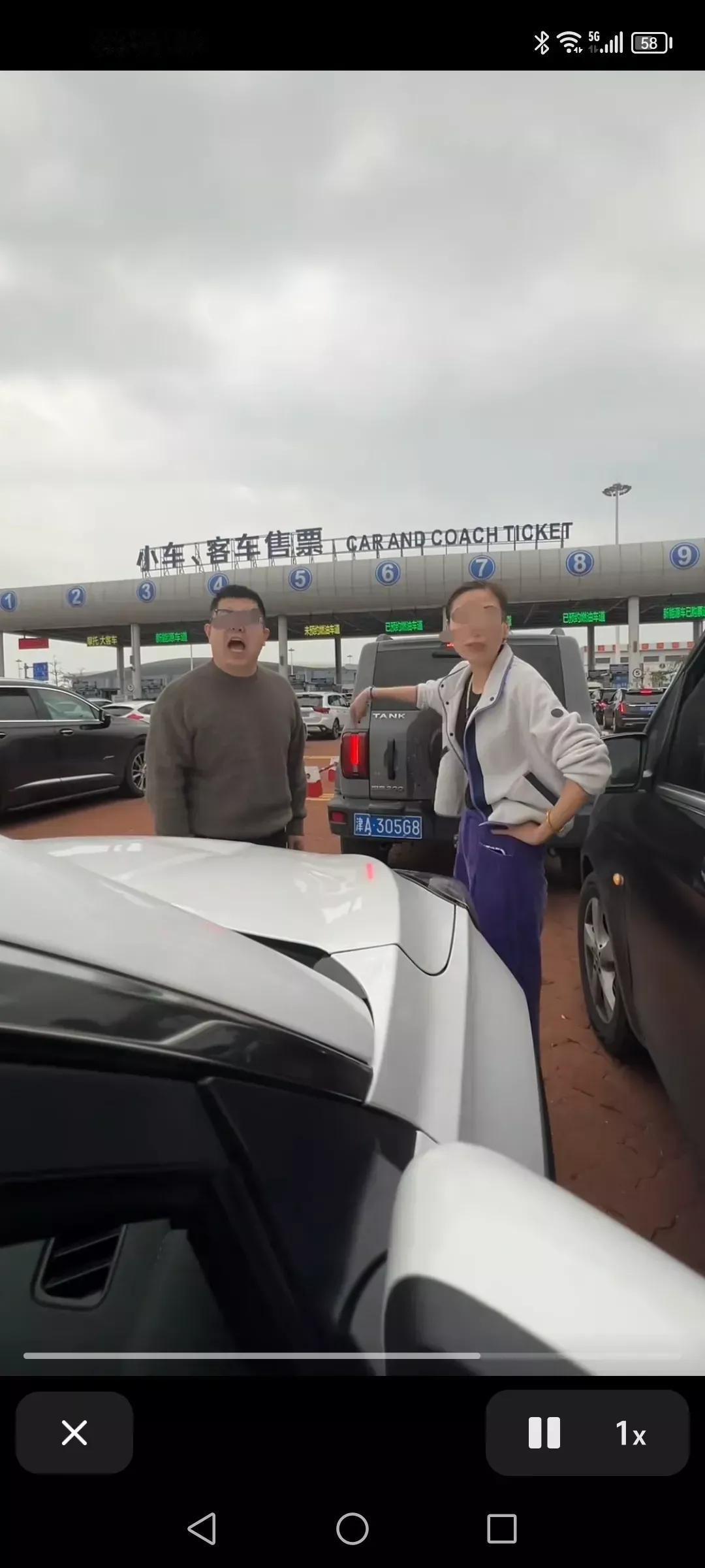 奔驰加塞的这个事情，算不上富人霸凌穷人。
那俩人开的车叫威霆，新车的话20多万，