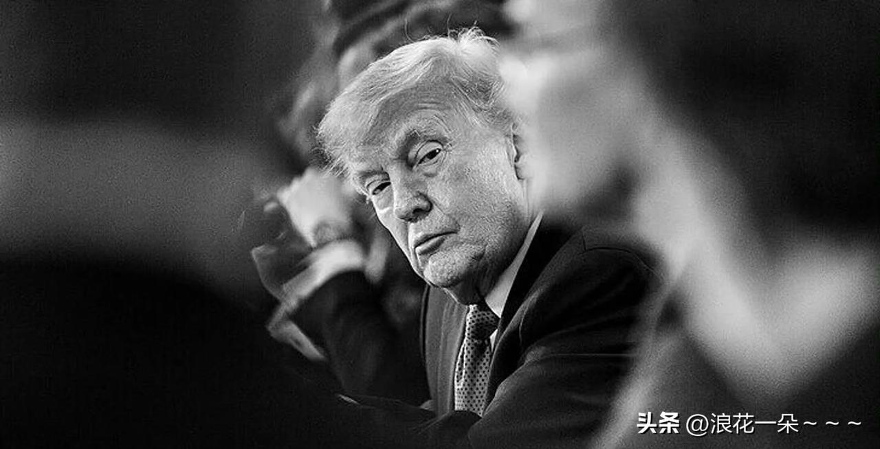 就在刚刚，
美民主党籍参议员克里斯·墨菲在社交平台X上发文称：“现在显而易见，特