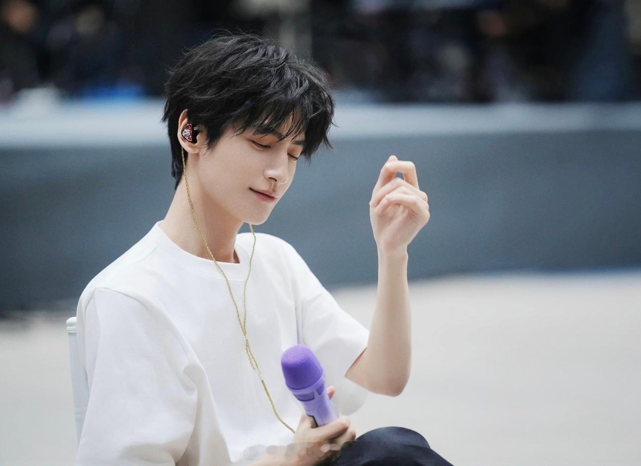 罗云熙工作室营业，是认真排练的罗云熙很清爽的男大，明天南京演唱会顺利罗云熙罗云熙