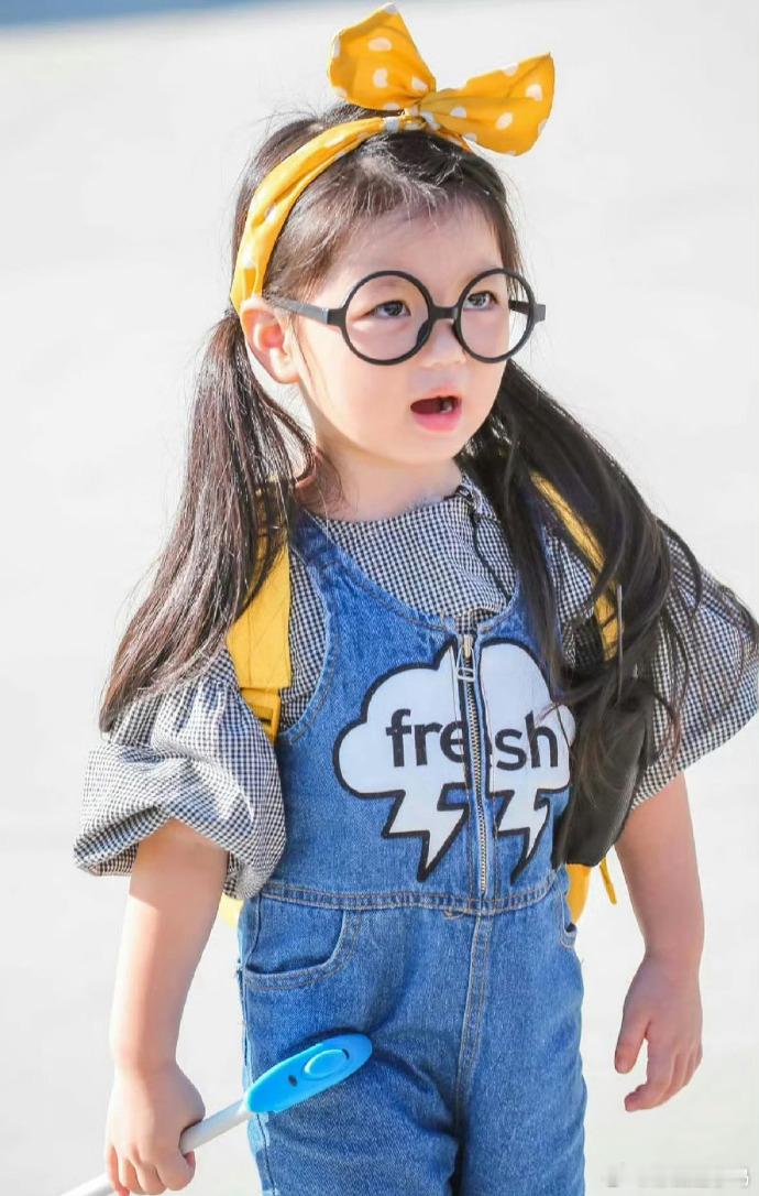 阿拉蕾长这么高了时隔十年再现名场面！阿拉蕾等比例长大，站在村长李锐身边乖巧聆听，