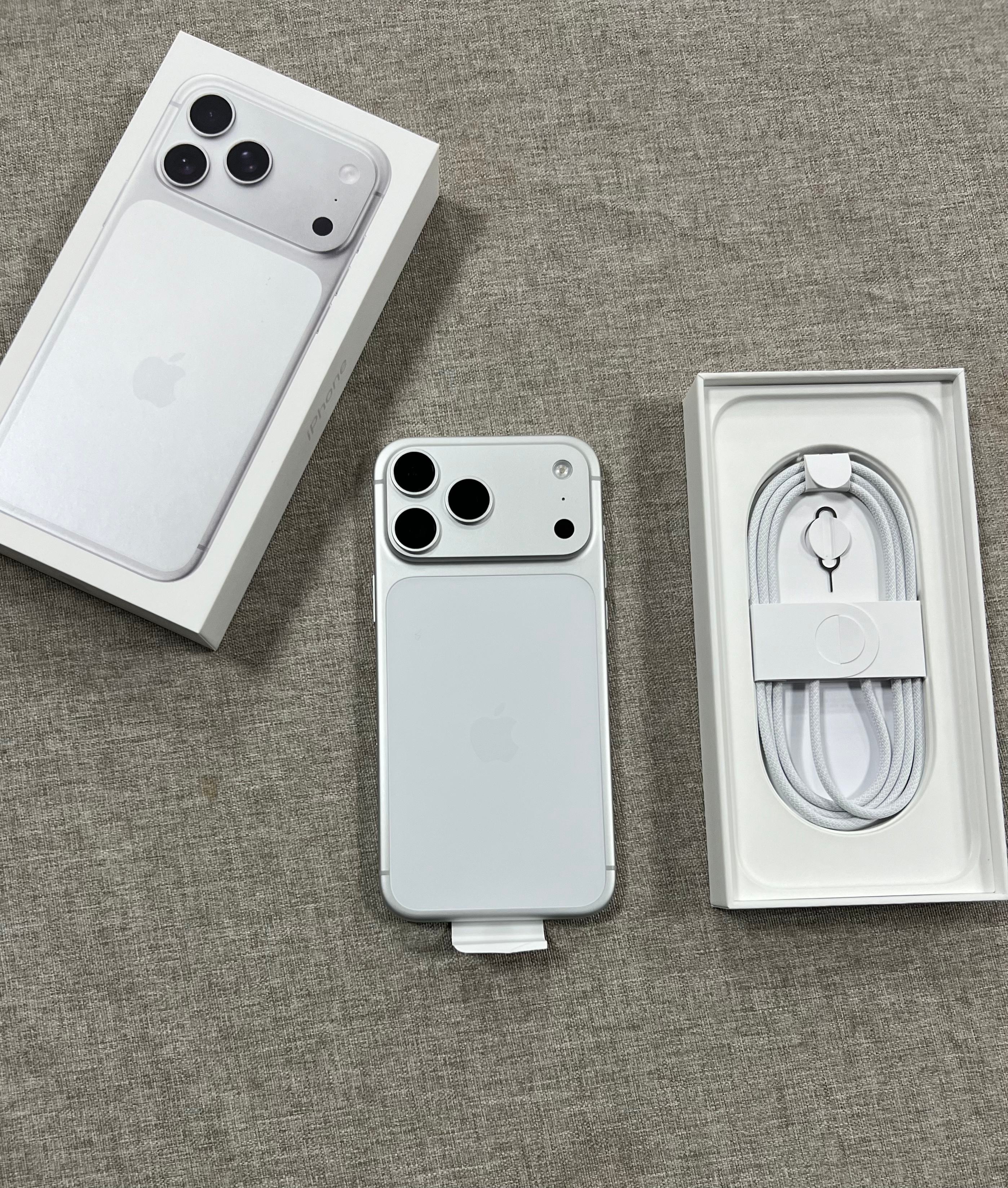 国行iPhone17 Pro Max 256G 银色，仅激活未使用，带票，全国联