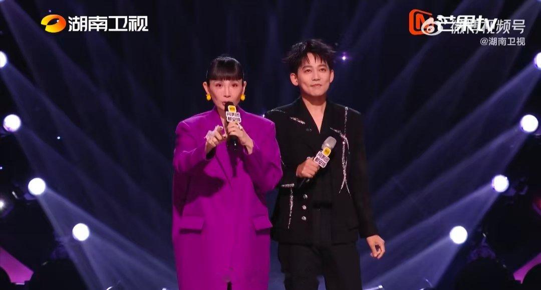 歌手排名魏如萱苏醒担任临时串讲人歌手突围赛解锁全新串讲阵容，魏如萱与苏醒临时接管
