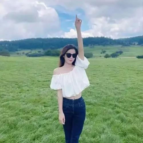 在青青草地上，享受自由时光青草悠悠风景好 暖阳下的自由 蓝天白云蓝草地 草绿野趣