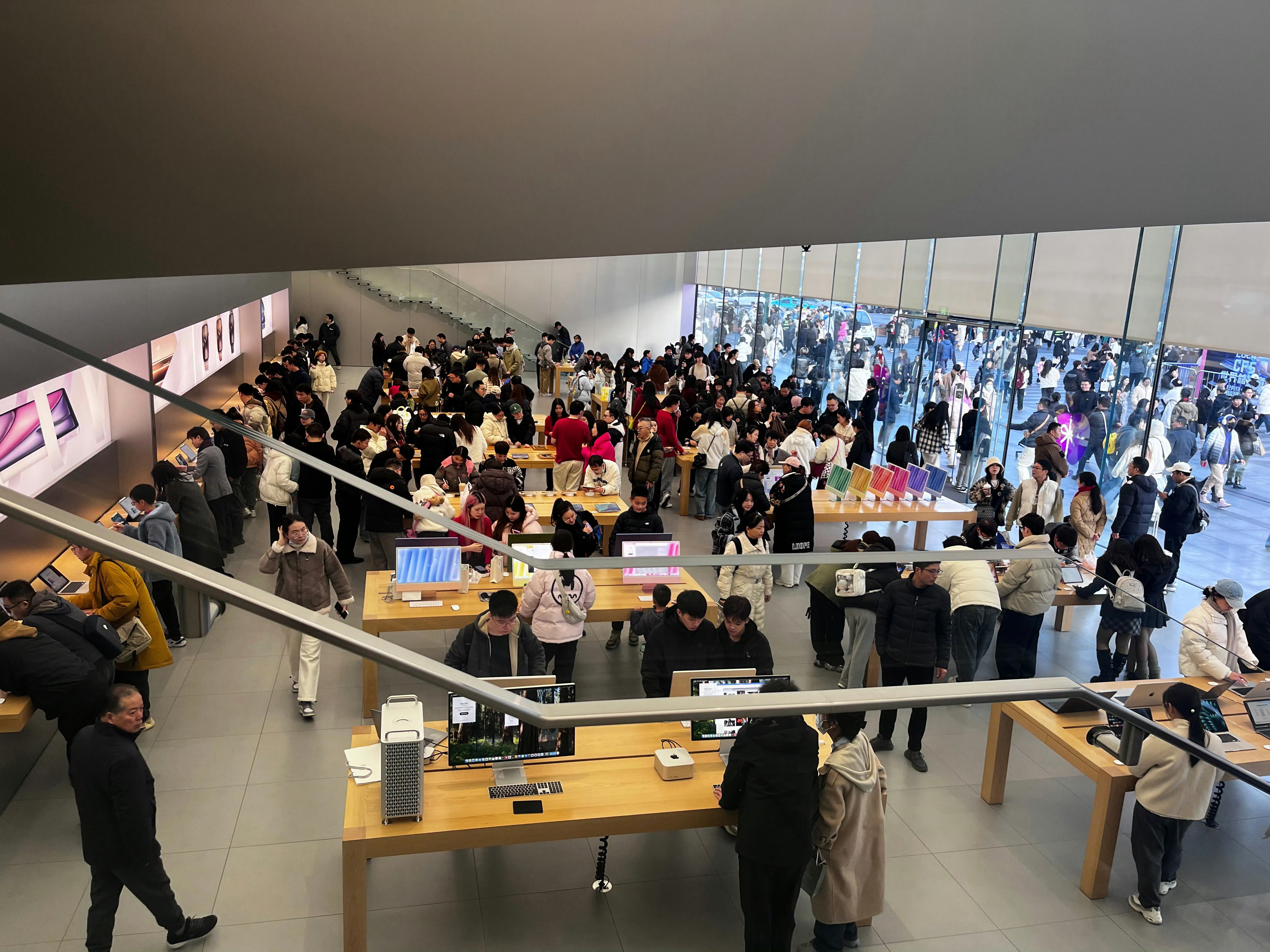 离谱，手机屏出现黑点竟然是新能源车造成的？在店里排队的时候，我后面小姐姐因为屏幕