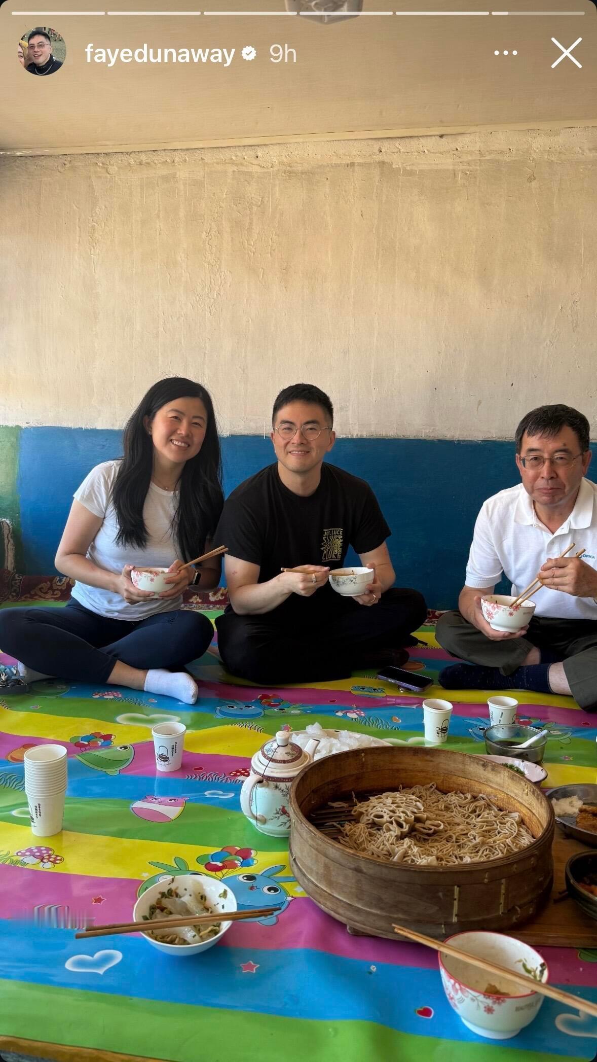 姐妹们这人是谁呀？小🍠，🫘上全是这个人相关咨询[闭嘴]感觉很火惹。 ​​​