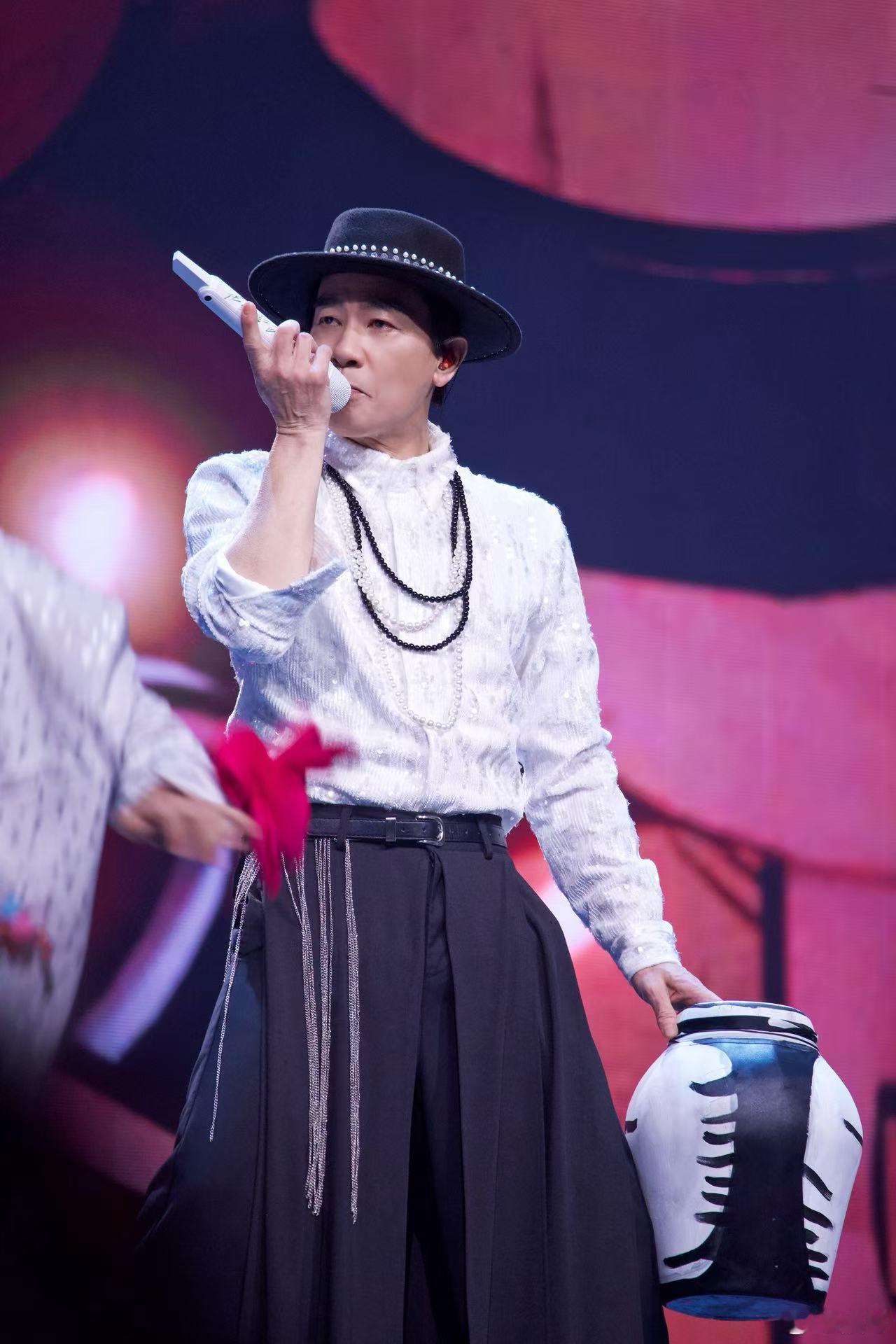 陈小春巡演歌单变更陈小春巡演把借过一下加上 这波属实是有效音综，节目里这首歌唱出
