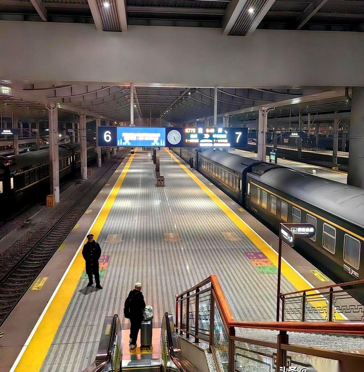 干了二十年土木，我终于想明白一件事。
我真正的工作，其实是“生产废纸”。
真的。