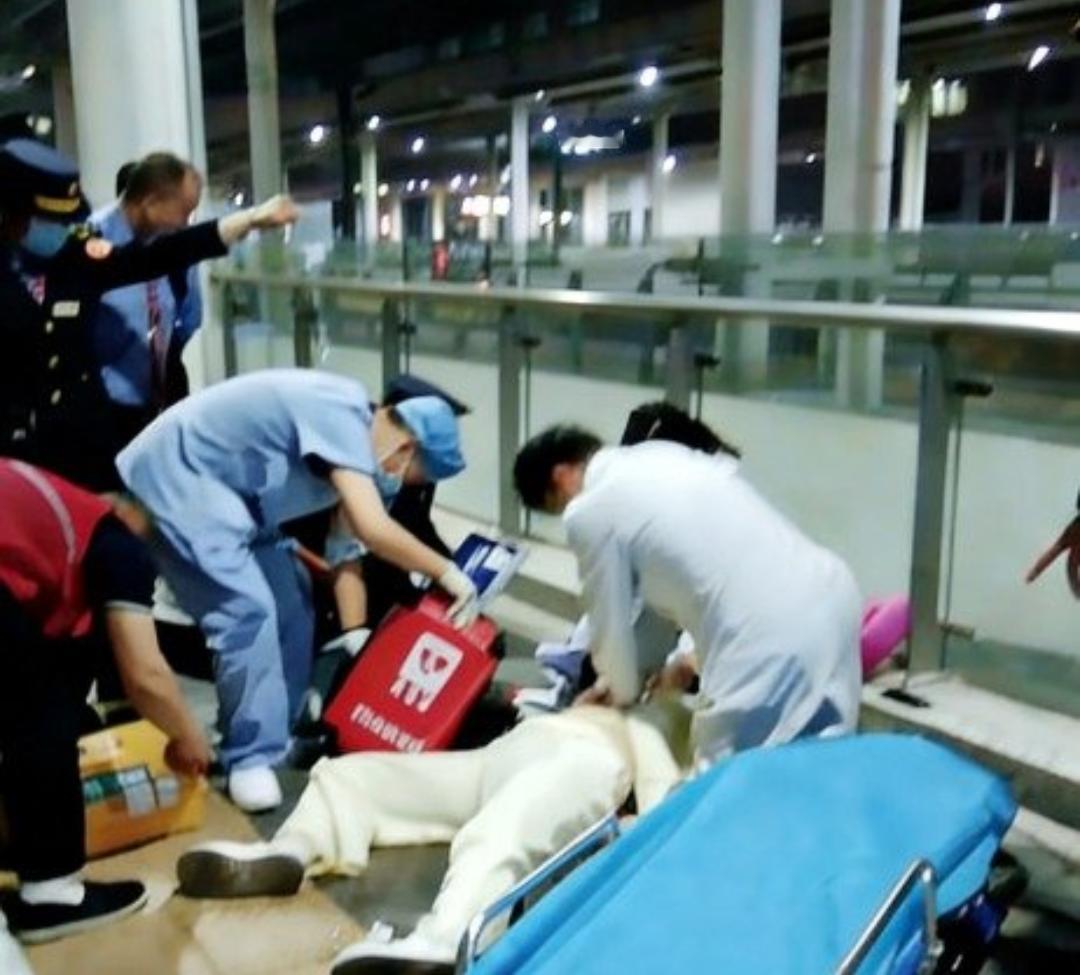 女大学生硬座31小时返校，途中突然心脏骤停！背后真相让全网破防
 你敢信吗？一名