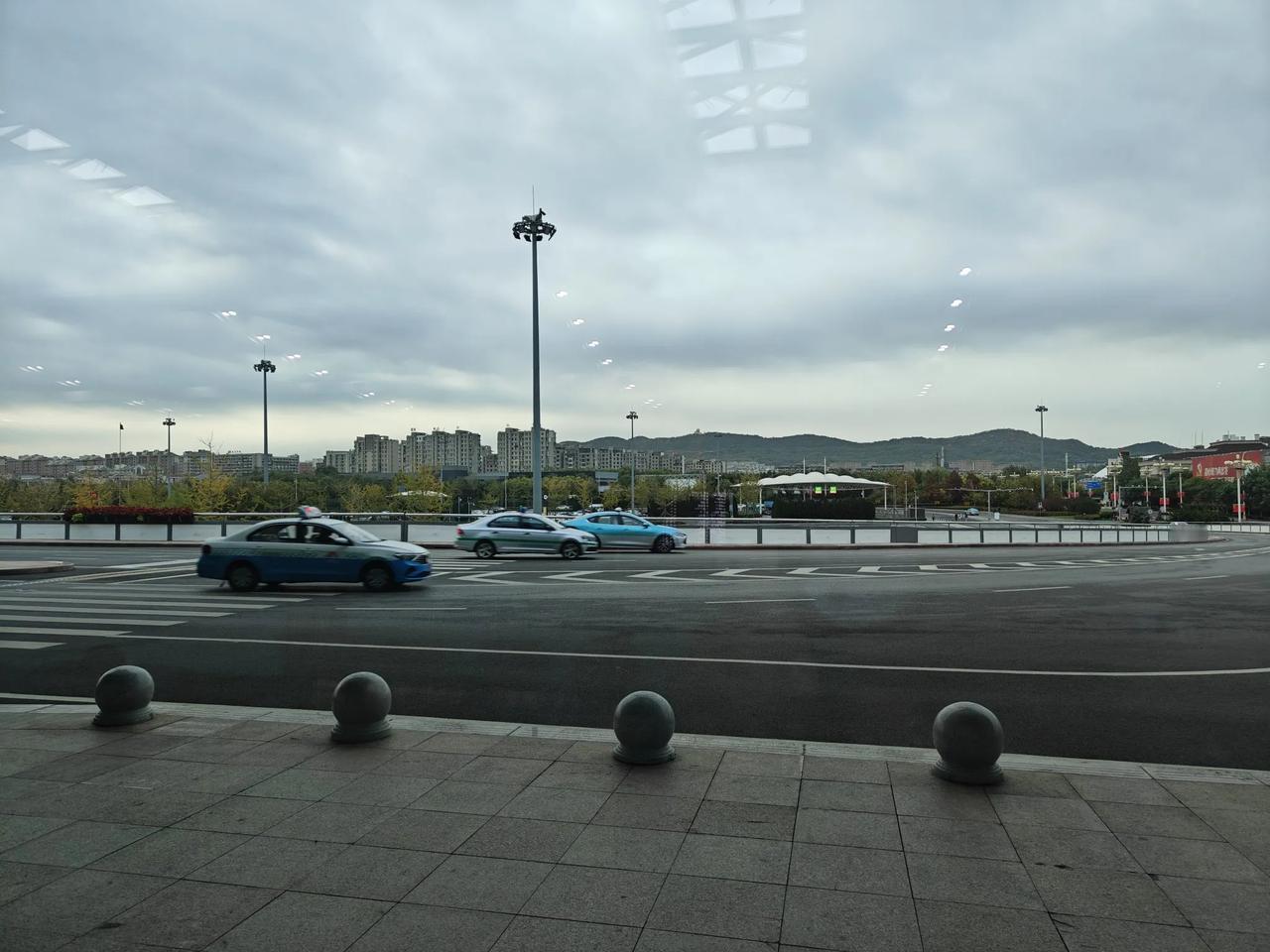 橘子酒店还是住着挺舒服的，地点距离青泥洼桥还不远，后面走一会儿就是锦华日料街。本