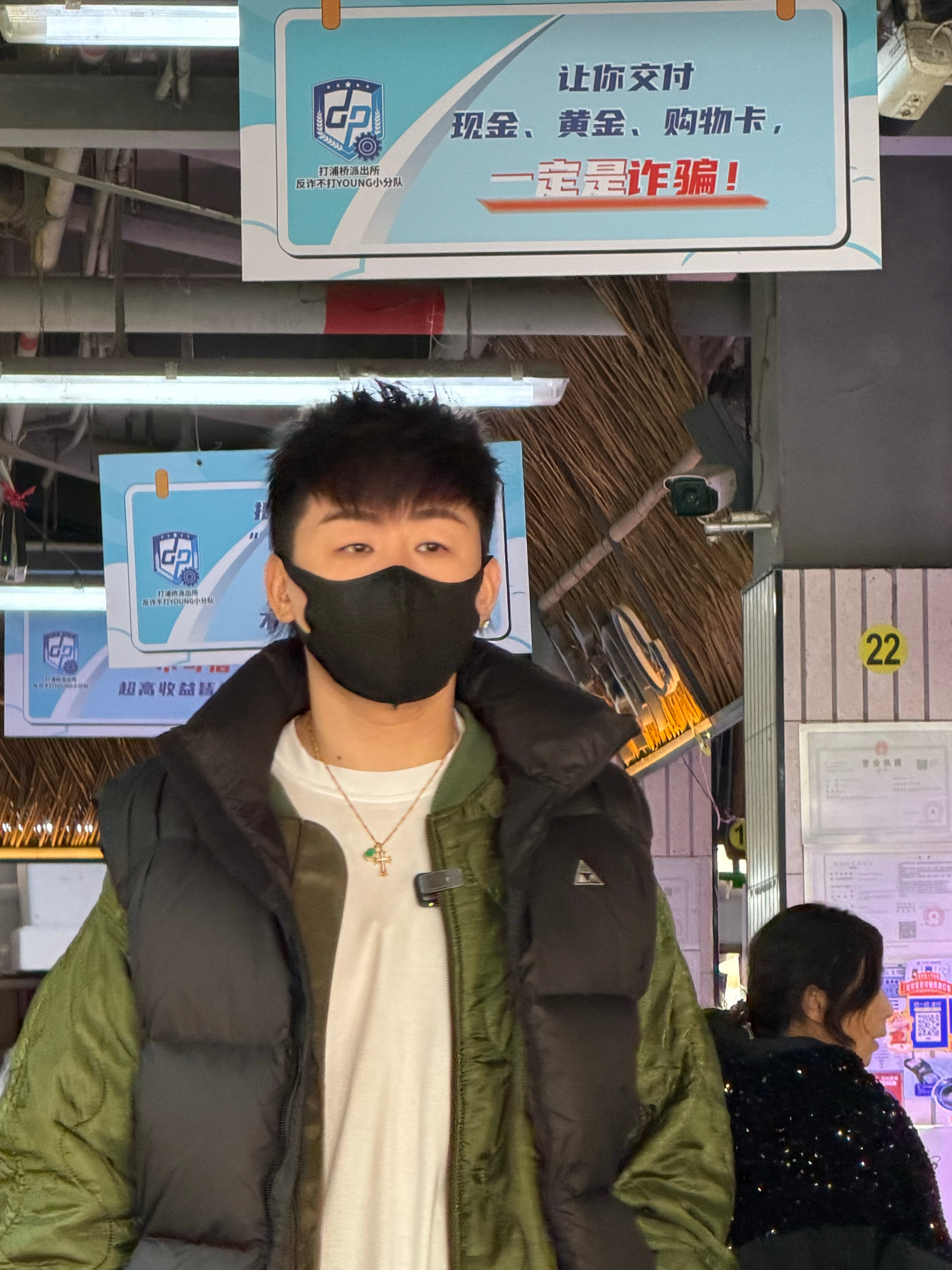 公园偶遇胡彦斌菜市场也能偶遇胡彦斌啊！生煎包好吃嘛？也太接地气了吧哈哈哈！还有人