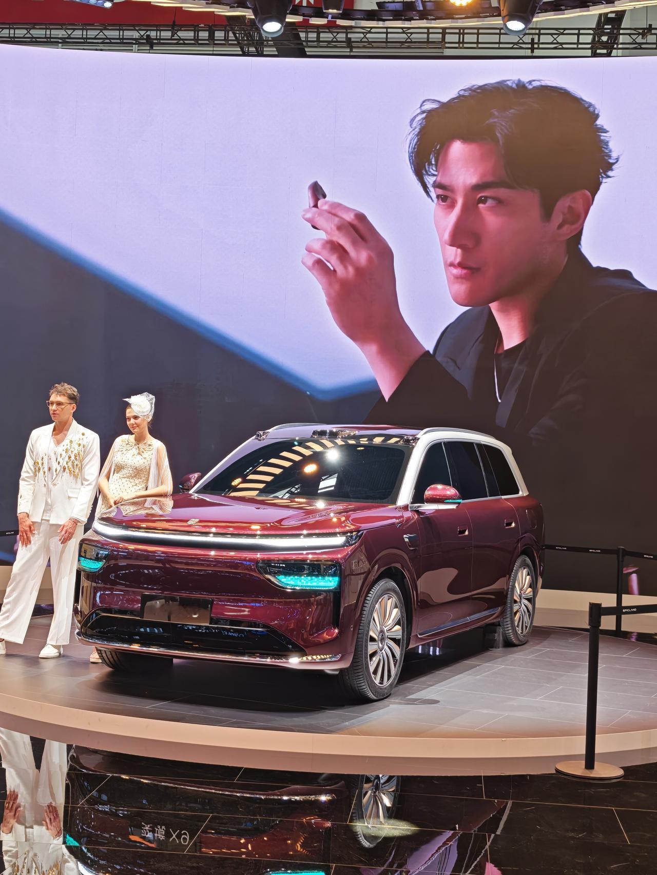 对奕境品牌的建议是，技术可以拥抱华为，但没必要让华为束缚自己的设计意境。
​
同