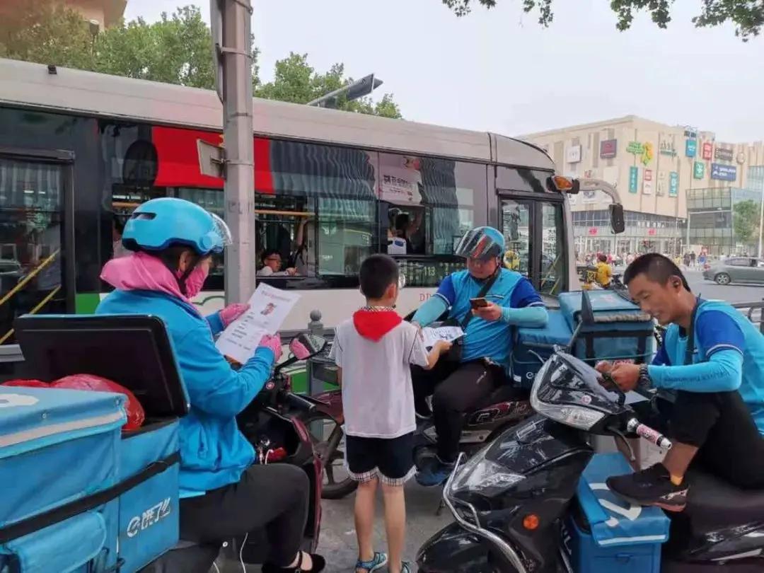 学生送外卖被处分又“撤回”：看似合理，实则暴露管理太随意
 
事件速览
重庆一高