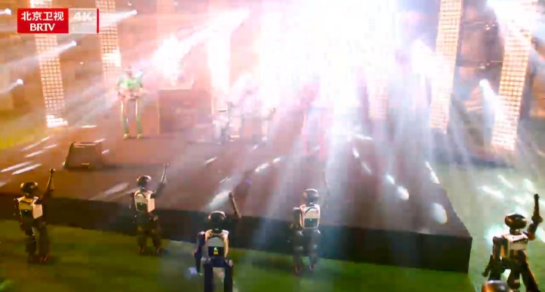 机器人乐队上春晚了 春晚舞台新惊喜！机器人乐队组团亮相，全乐器演奏行云流水，炸裂