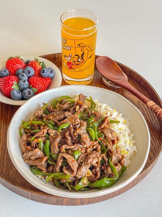 简单一人食🫑青椒炒牛肉盖饭🍲巨巨巨下饭😋