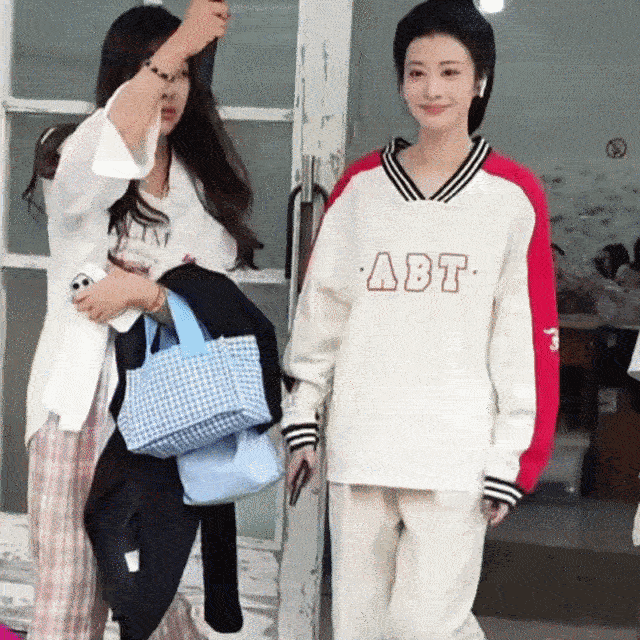 王楚然只能笑卢昱晓不敢笑王楚然起码还有演技在呢，卢昱晓只顾着研究手势舞了