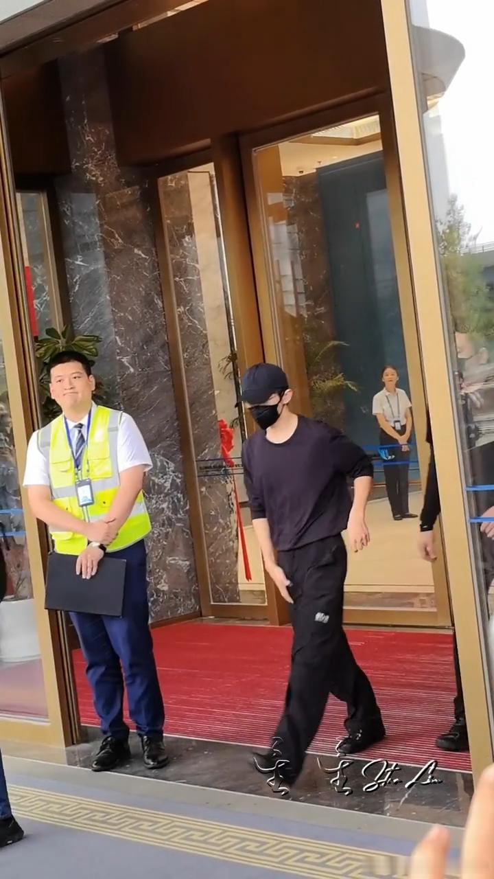 易烊千玺烟台路透易烊千玺抵达烟台 ​看看吧 ​​​