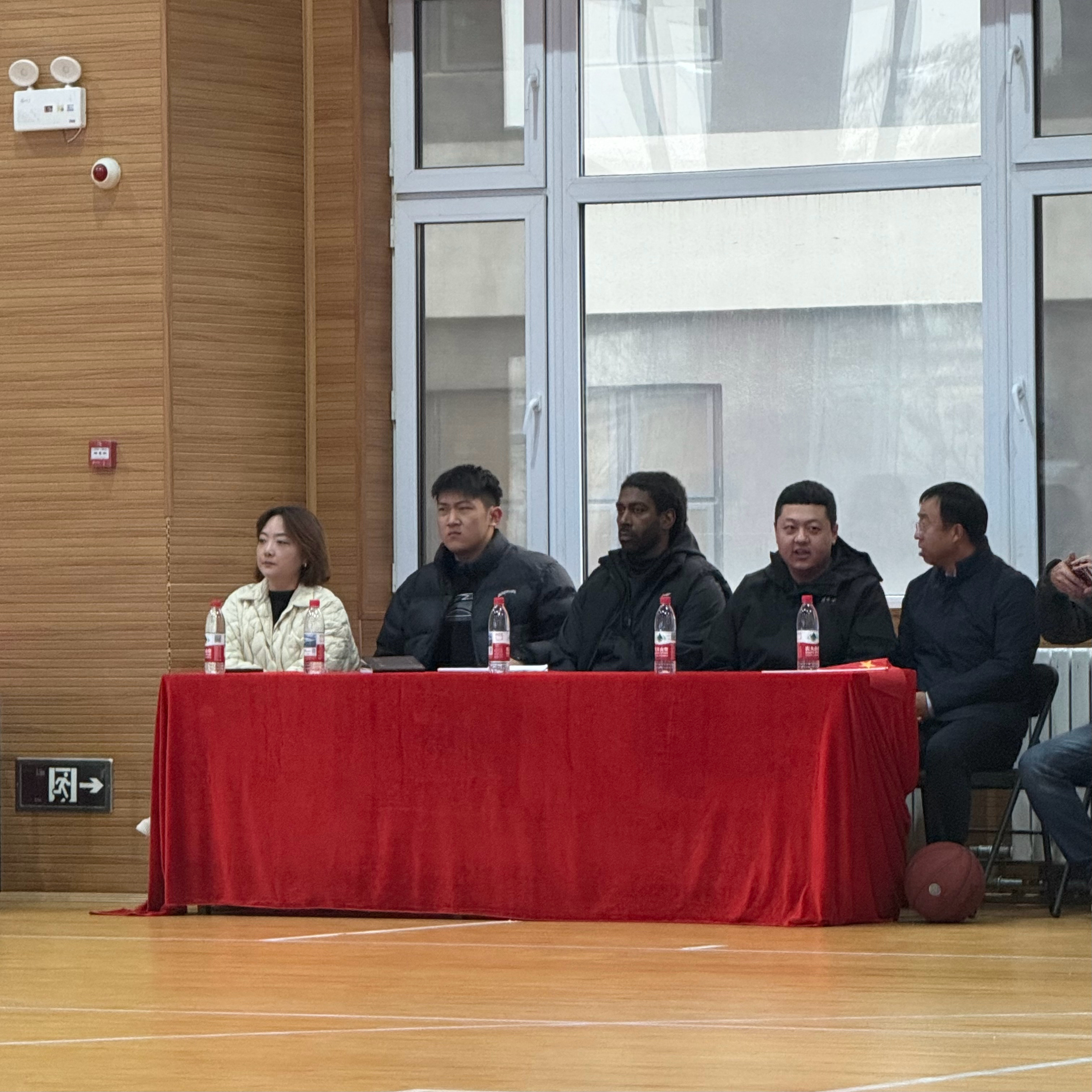 辽宁省中学生篮球联赛（初中组）决赛，小刘总、梅奥现场观战，为辽篮青训考察球员。坐